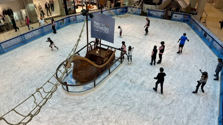 Pista de patinação no gelo volta a Curitiba nas férias de julho