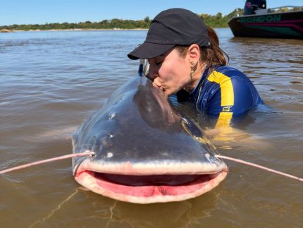 Naiara Azevedo captura peixe de 2 metros em álbum de pesca