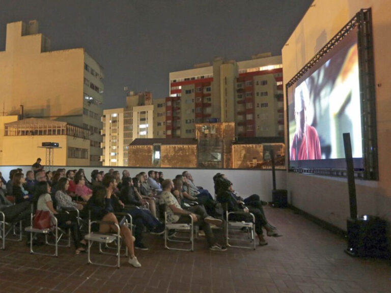 Terraço Cine Passeio retoma sessões de cinema ao ar livre