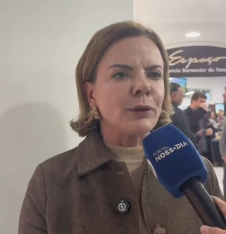 Gleisi critica carta de Flávio Bolsonaro aos EUA