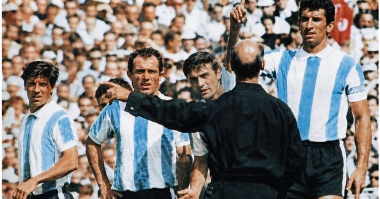 Morre Antonio Rattín, cuja expulsão marcou a Copa de 1966