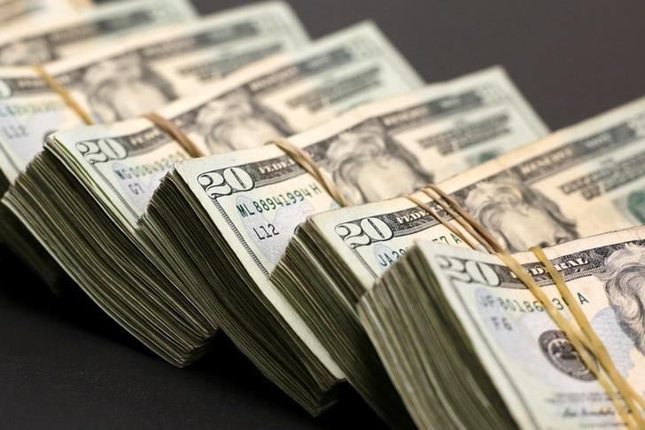Dólar fecha estável ante real apesar de tensões geopolíticas