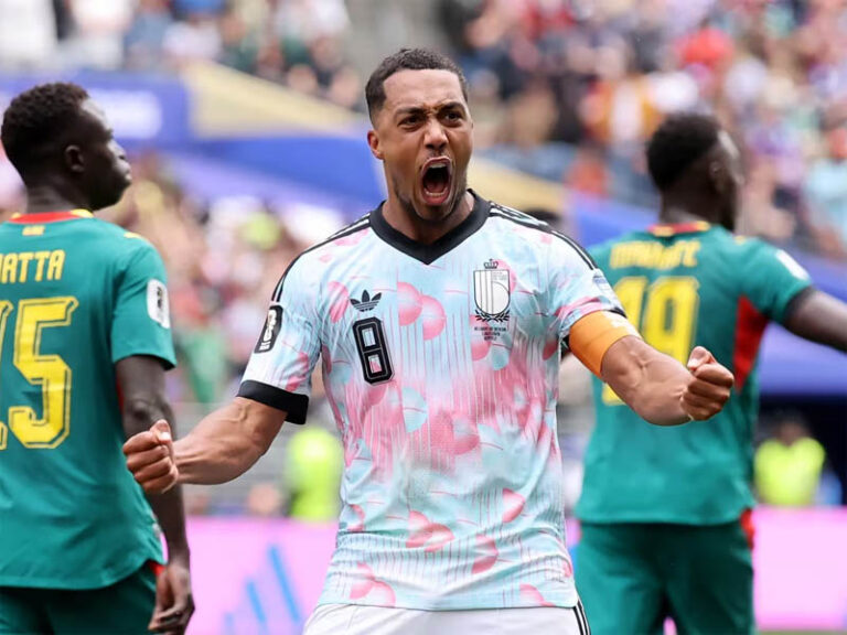 Bélgica vira jogo com penalti duvidoso e elimina Senegal