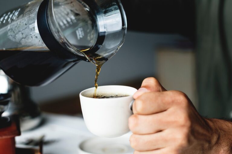 Por que o brasileiro coloca tanto açúcar no café