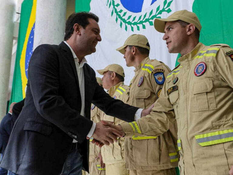Bombeiros do Paraná são homenageados por atuação na Venezuela