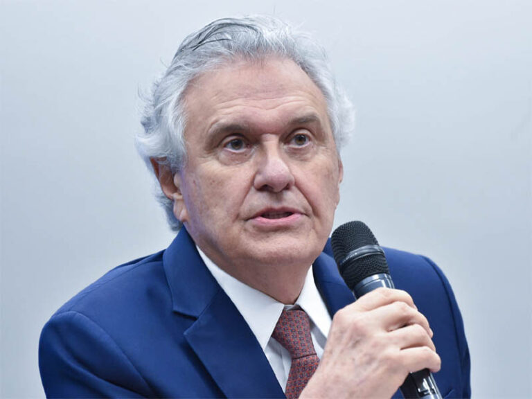 Caiado critica enfraquecimento político de Flávio Bolsonaro
