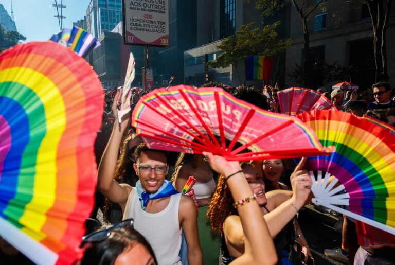 Aceitação da homossexualidade recua 7 pontos no Brasil