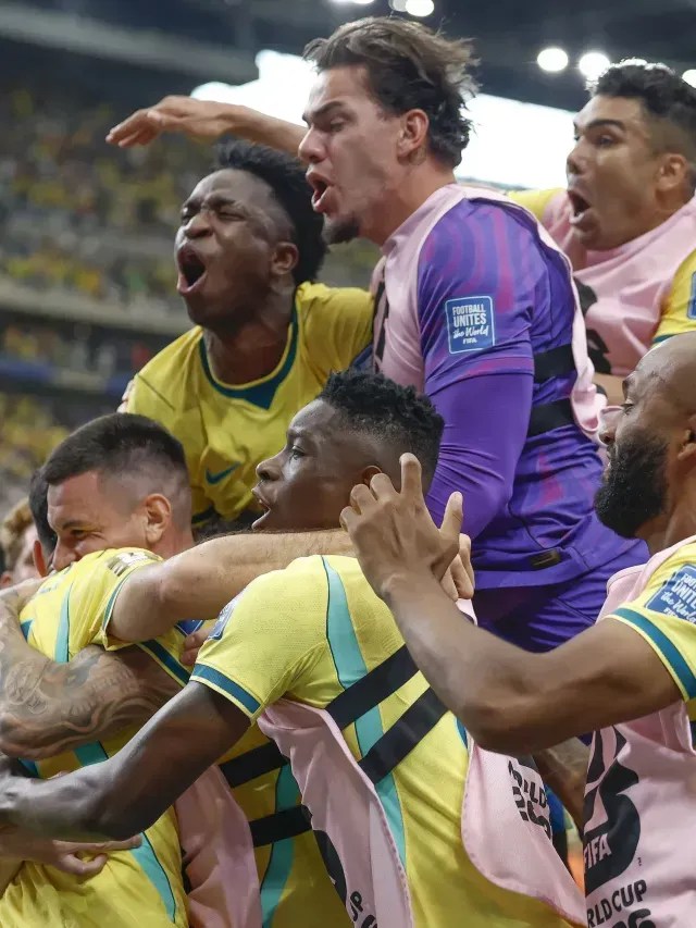 Torcedores em Bangladesh celebram gol do Brasil contra Japão