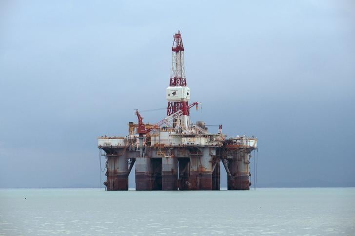 Petróleo sobe com estoques dos EUA acima do esperado