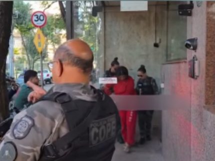 Diarista acusada de matar casal participa de reconstituição em BH