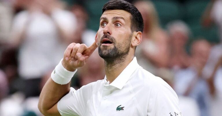 Djokovic vence Tsitsipas e avança em Wimbledon