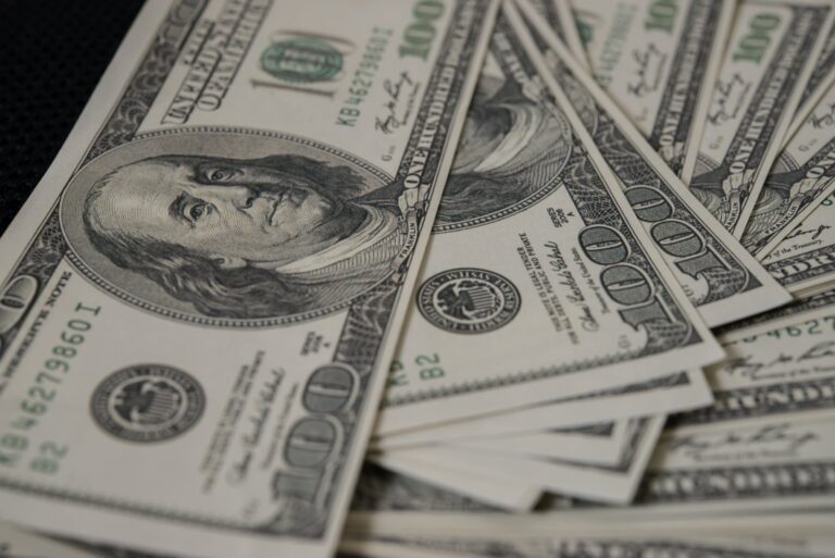 Dólar fecha em alta ante o real com olhos na decisão do Fed