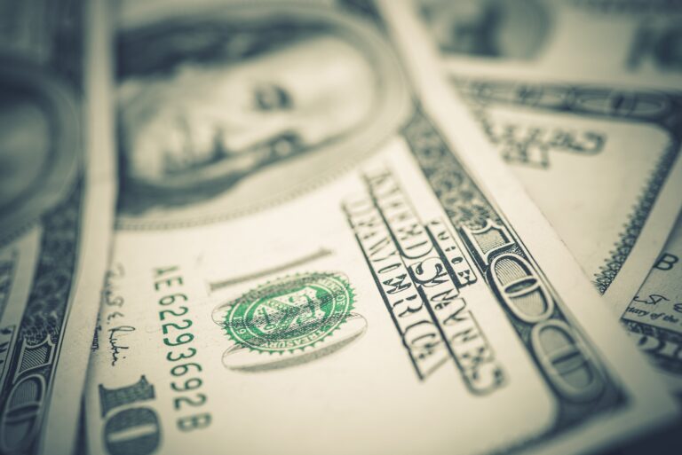 Dólar cai ante o real em sessão com baixa liquidez