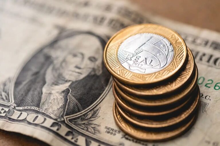 Dólar opera perto da estabilidade ante o real