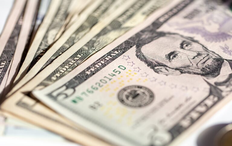 Dólar fecha em baixa ante o real com atenção ao exterior