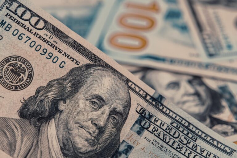 Dólar fecha estável ante real com foco em política doméstica