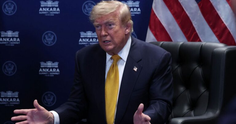Trump participa de homenagem a militares mortos em conflito com o Irã