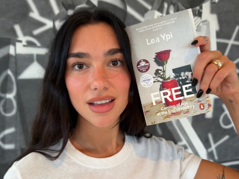 Dua Lipa inaugura biblioteca com 100 obras sobre temas contemporâneos