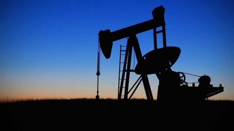 Petróleo cai com retomada de fluxos marítimos