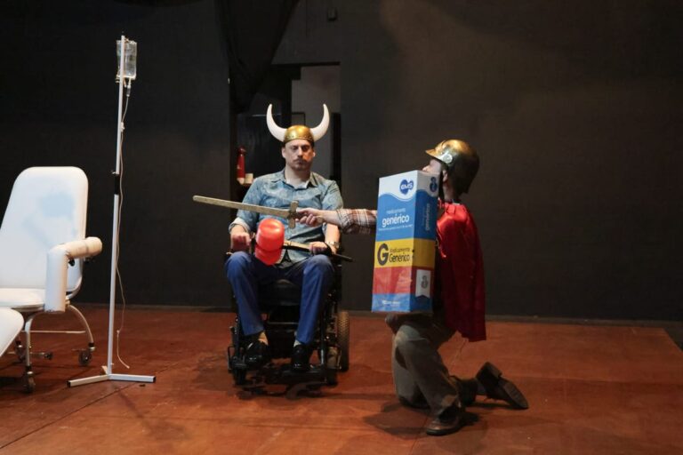Três diagnósticos de câncer inspiram comédia em homenagem a ator