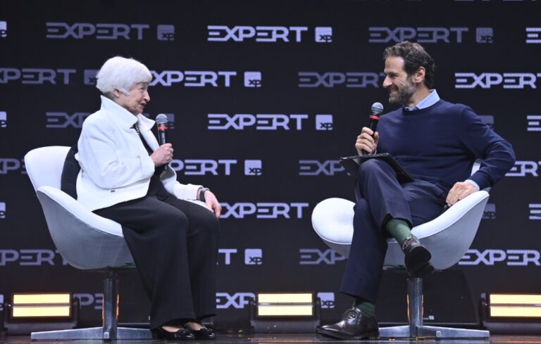 Yellen vê pressão inflacionária e nega ganhos de produtividade com IA