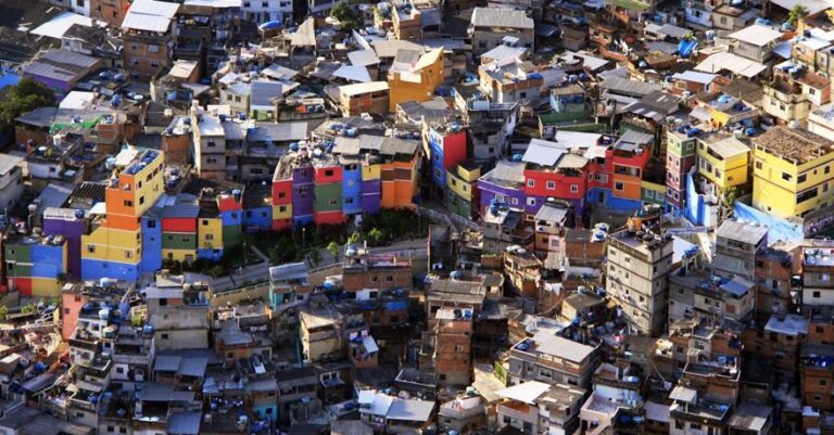 Tráfico e milícias impõem monopólio que custa R$ 21,4 bi/ano ao RJ