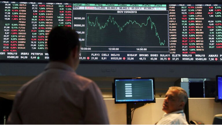 Ibovespa fecha em alta com bancos e Vale em destaque
