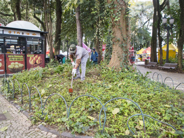 Praça Osório recebe manutenção após transferência da Feira de Inverno