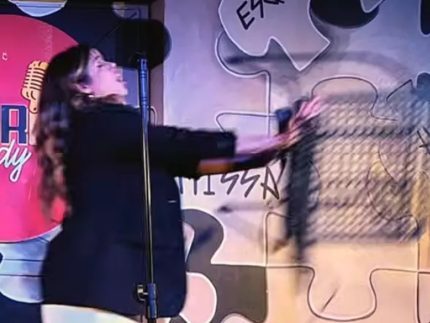 Mulher invade palco e atira cadeira contra humorista em SC
