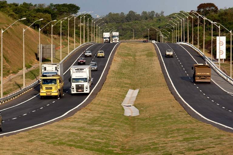 Serviços mantêm força mesmo com queda em maio