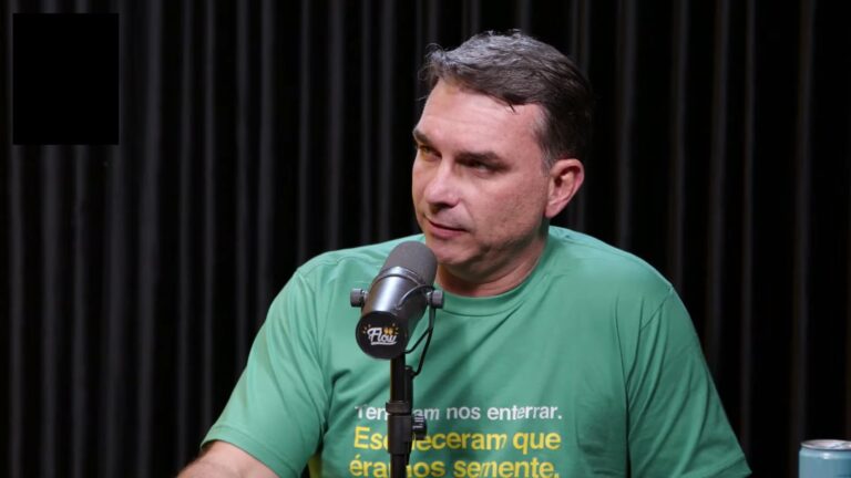 Flávio Bolsonaro nega relação com Michelle em podcast