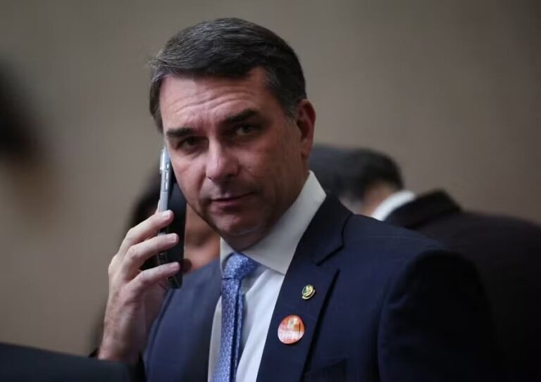 Decisão de Moraes proíbe Flávio de visitar Bolsonaro por 90 dias