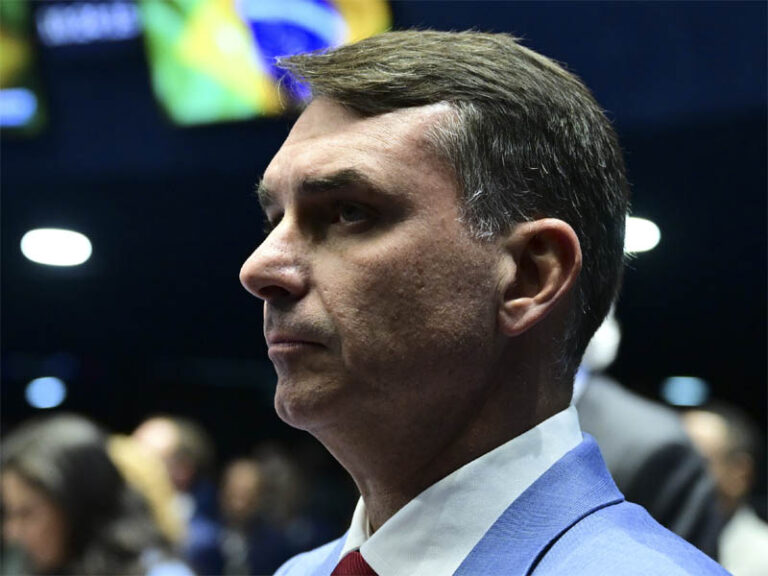 Flávio Bolsonaro recebeu R$ 500 mil de diretor de empresa