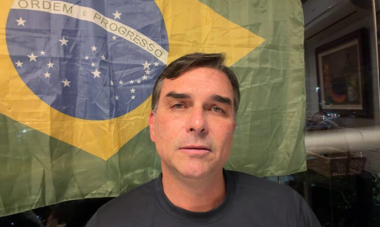 Flávio Bolsonaro perde apoio na direita não bolsonarista