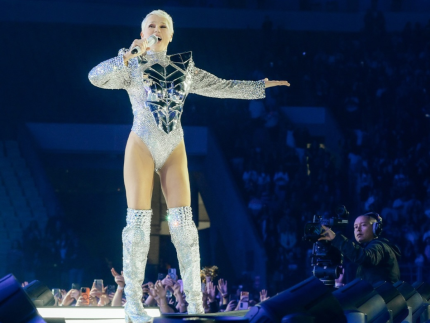 Xuxa comenta repercussão da turnê e ironiza críticas ao figurino