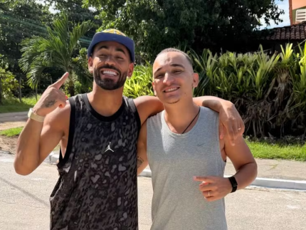 João Gomes presenteia Matheus Cunha após homenagem na Copa
