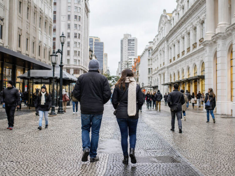 Frente fria chega ao Paraná com chuva, vento e queda de temperatura