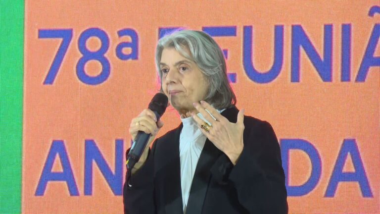 Cármen Lúcia defende democracia contra interferências externas