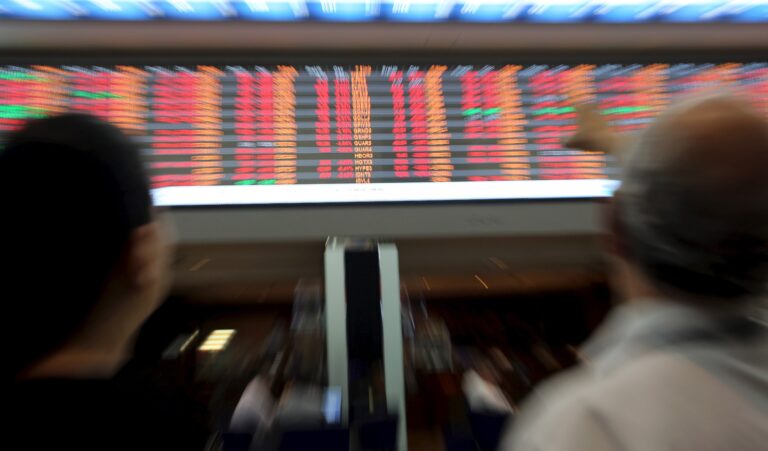 Ibovespa fecha em alta acima de 177 mil pontos