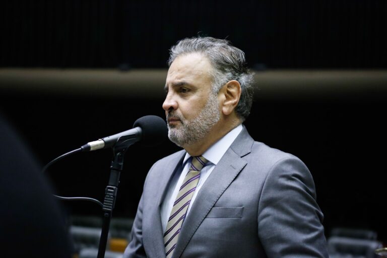 Aécio Neves desiste de pré-candidatura à presidência em 2026