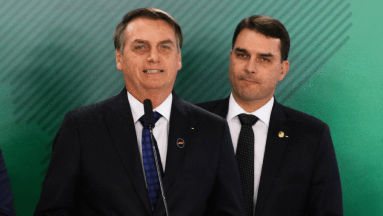 Flávio repete estratégia do pai com informações falsas sobre urnas