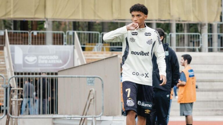 Robinho Jr. marca pelo Santos e muda de nome em amistoso