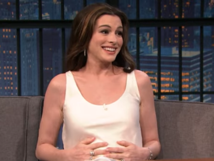 Anne Hathaway revela que terceira gravidez foi planejada