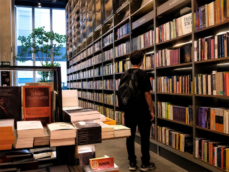 Cinco livros para adolescentes trocarem telas pela leitura nas férias