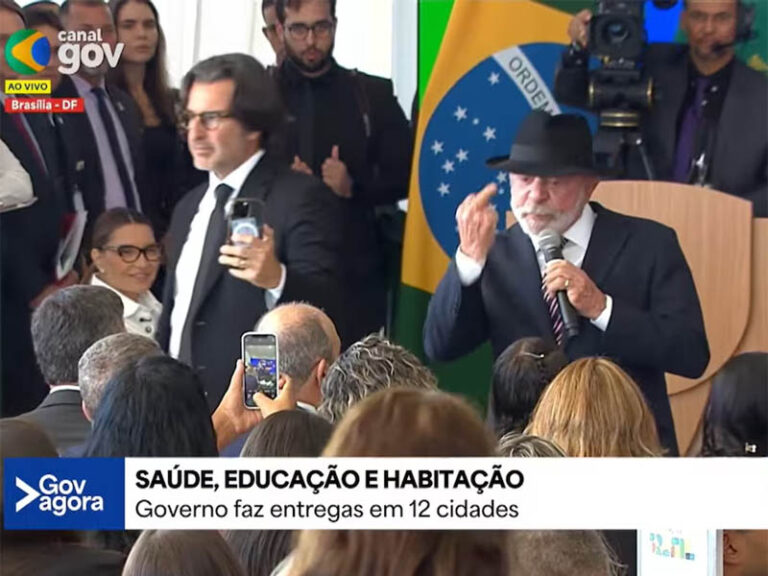 Lula mostra gesto durante discurso no Planalto