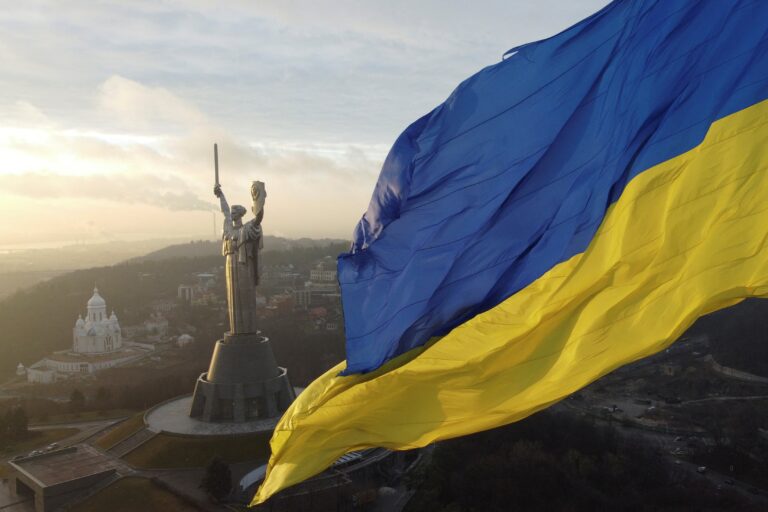Rússia bombardeia Kiev em grande ataque; pelo menos 18 morrem