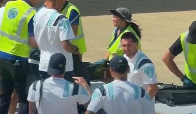 Messi cai na gargalhada ao ver isqueiro em revista de segurança