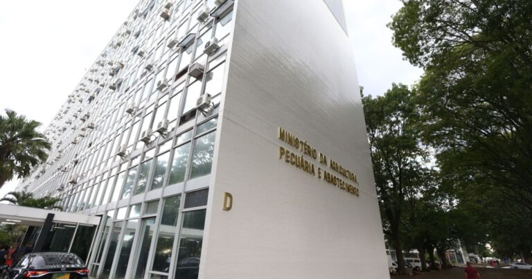 Ministério da Agricultura lidera emendas ocultas com R$ 155 mi