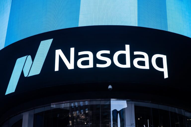 S&P 500 cai enquanto Dow Jones sobe com perdas em chips