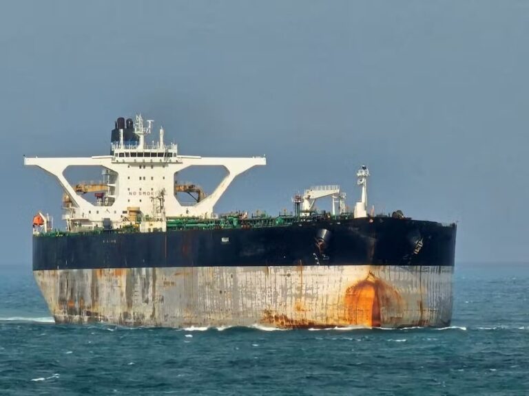 Superpetroleiros sauditas deixam Mar Vermelho rumo à China